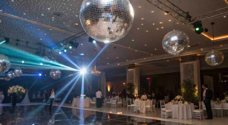 Más Allá de la Luz: El Código Secreto para Crear Noches Legendarias con una Bola Disco